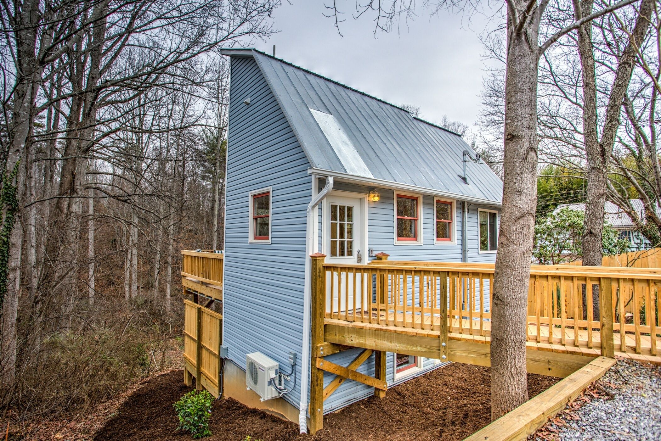 The Parkwood Tree House - a Funky, Adorable Getaway Near Asheville!