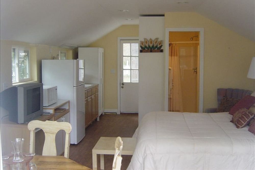 Creekside cottage, beautiful counrty cottage (sleeps 2)