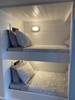 3 habitaciones, tabla de planchar con plancha, wifi y ropa de cama