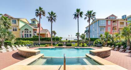 Ferienwohnung mit Blick auf den Golf mit gemeinsam genutzten Pools, ein Fitnesscenter, eine private Terrasse und Zugang zum Strand