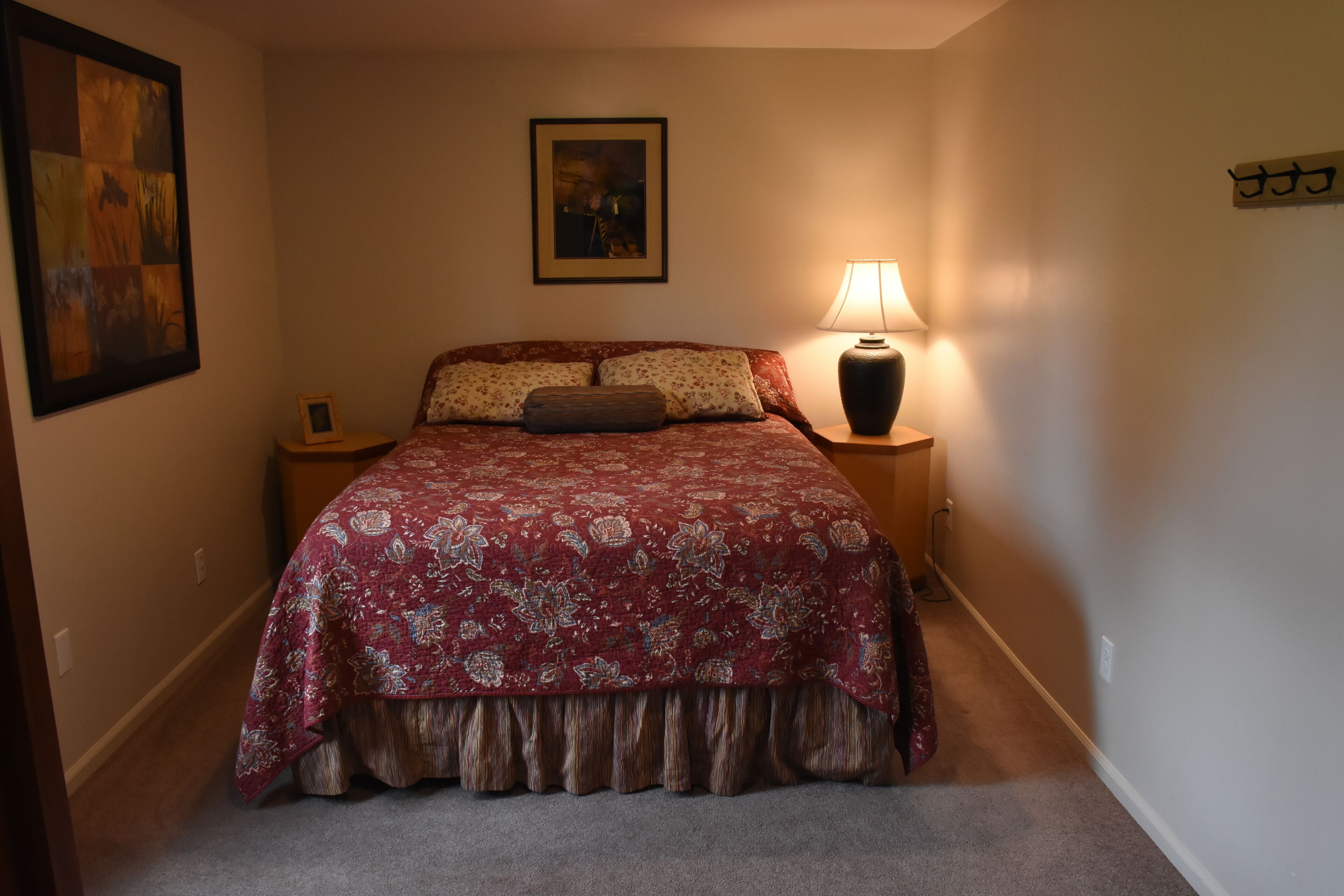 Bright spacious garden cottage 10 mi. west of Eugene. Fully remodeled sleeps 1-6