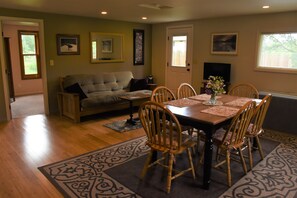 Dining - Bright spacious garden cottage 10 mi. west of Eugene. Fully remodeled sleeps 1-6 (Elmira)