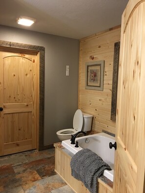 Bathtub, hair dryer, towels, toilet paper - #5 Fall Creek Cabins 1 mile from Lake Norfork and Mountain Home Ar. (Mountain Home)