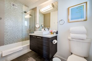 Combined shower/bathtub, hair dryer, towels