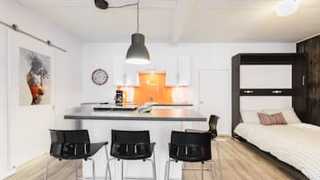 1 habitación, tabla de planchar con plancha, wifi gratis y ropa de cama