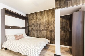 1 habitación, tabla de planchar con plancha, wifi gratis y ropa de cama
