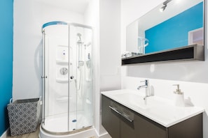 Haartrockner, Handtücher, Seife, Shampoo