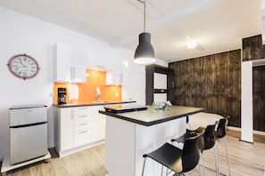 Kühlschrank, Mikrowelle, Ofen, Herdplatte