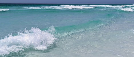 Playa en los alrededores, camastros y toallas de playa