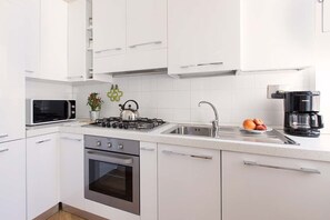 Kühlschrank, Mikrowelle, Ofen, Geschirrspüler