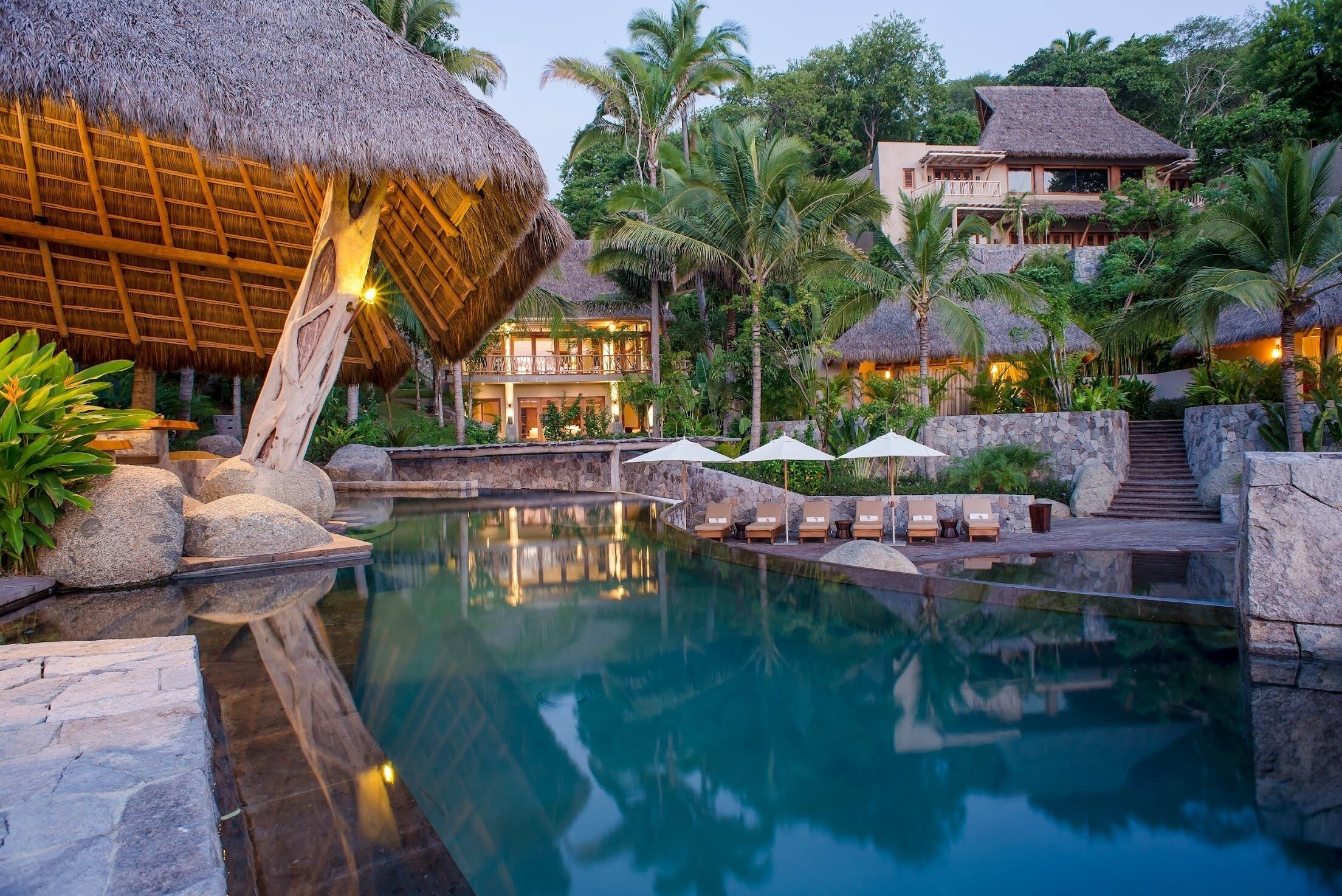 Una piscina al aire libre, una piscina climatizada