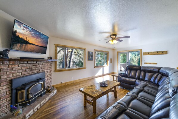 Télévision LED, cheminée, Netflix, services de streaming