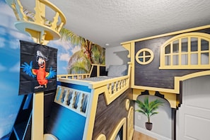 6 bedrooms, iron/ironing board, WiFi, bed sheets - Charming House close to clubhouse in Encore (Kissimmee)