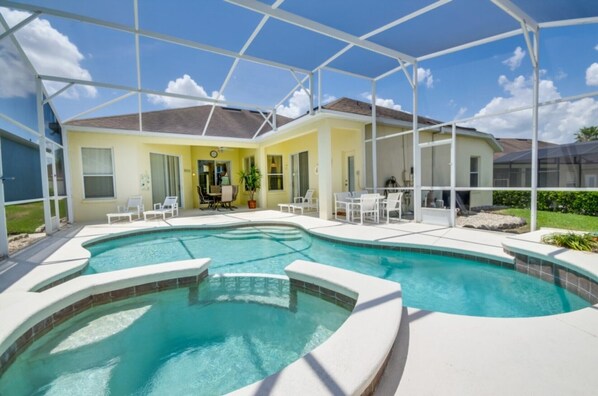 حمّام سباحة مُدفَّأ