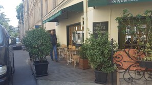 تناول الطعام بالخارج