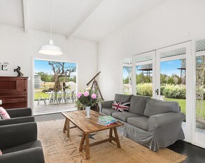 TV, fireplace, DVD player, books - Trelawney Farm - rural retreat (Eurunderee)