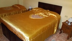 Literie de qualité supérieure, surmatelas, minibar, draps fournis