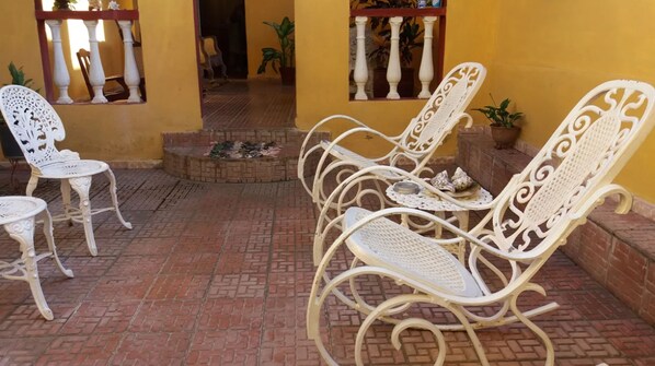 Chambre Double ou avec lits jumeaux, plusieurs lits, non-fumeur | Terrasse/Patio