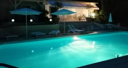 Kaunis ylellinen talo