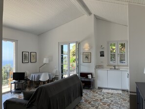 Books, stereo - BELVEDERE, detached house with view-Apartment + dependance (CITRA 008021-LT-0024e25) (Cipressa)