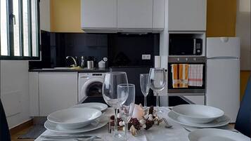 Kylskåp, mikrovågsugn, ugn och spishäll