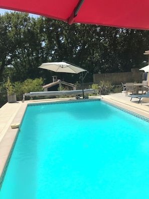 Una piscina al aire libre, una piscina climatizada