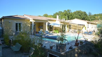 Een buitenzwembad en een verwarmd zwembad