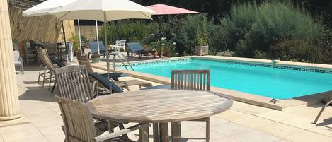 Utendørsbasseng og et oppvarmet basseng