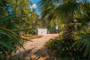 Property grounds - Modern Property with Private Pool, Garden, Wi-Fi, Terrace, Barbecue, Air Condit. (Montevago)