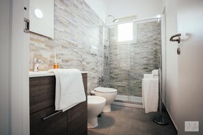 Shower, hair dryer, bidet, towels - Modern Property with Private Pool, Garden, Wi-Fi, Terrace, Barbecue, Air Condit. (Montevago)