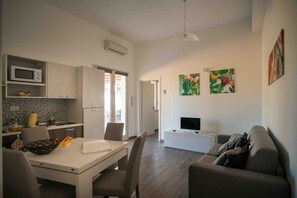 TV - Modern Property with Private Pool, Garden, Wi-Fi, Terrace, Barbecue, Air Condit. (Montevago)