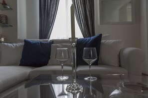 Televisie, een open haard, boeken en een stereo