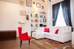 Fernseher, Kamin, Bücher, Stereoanlage