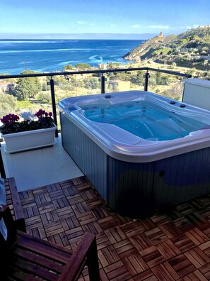 Outdoor spa tub