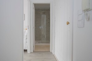 Douche, sèche-cheveux, serviettes fournies