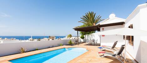 Lämmitetty uima-allas, aurinkovarjoja, aurinkotuoleja