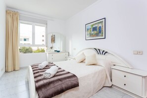 2 slaapkamers, een strijkplank/strijkijzer, reisbedje, gratis wifi