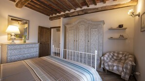 A bedroom with a bed, dresser, and a wardrobe. - La Casina di Pia in Alta Maremma (Montieri)