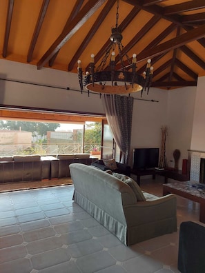 Televisie en een open haard