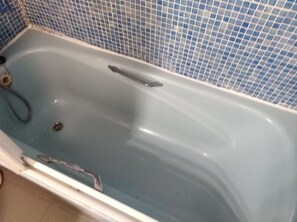 Baignoire, sĂšche-cheveux, bidet, serviettes fournies