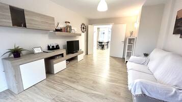 Een smart-tv en boeken