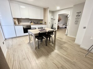 Køleskab, mikrobølgeovn, ovn, kogeplade