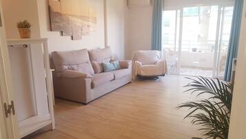 Een smart-tv en boeken