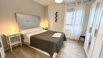 3 slaapkamers, een strijkplank/strijkijzer, reisbedje, wifi