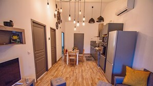 Een gezellig compact verblijf met een eethoek, kitchenette en zithoek.