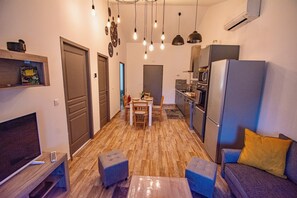 Smart TV, ping pong, books, stereo