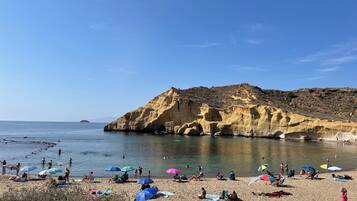Ligstoelen aan het strand, strandlakens