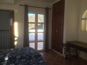 3 chambres, bureau, fer et planche à repasser, lit parapluie