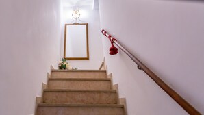 Un escalier doté d’une rampe et d’un luminaire fixé au mur.