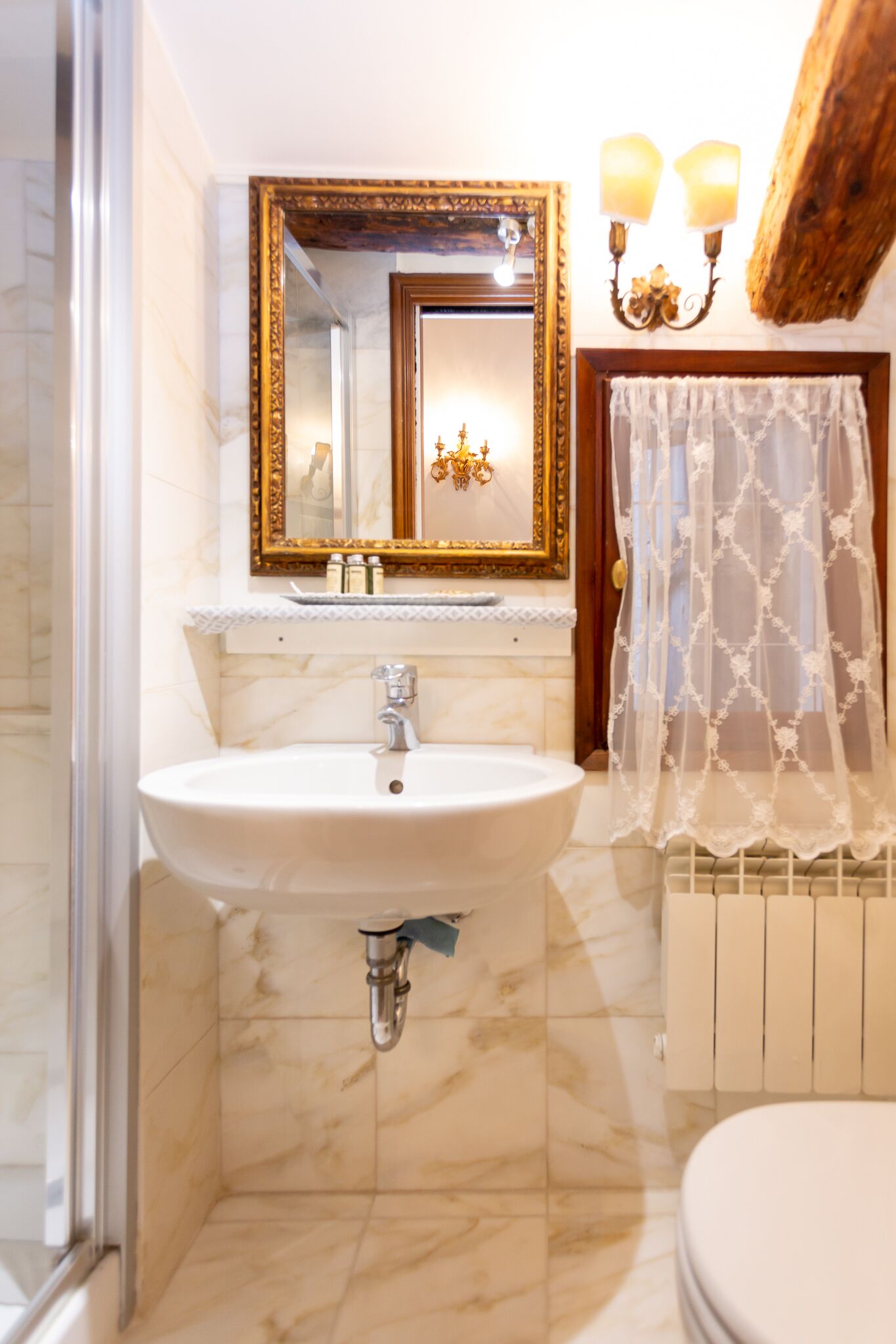 Suihku, hiustenkuivaaja, pyyhkeet, saippua